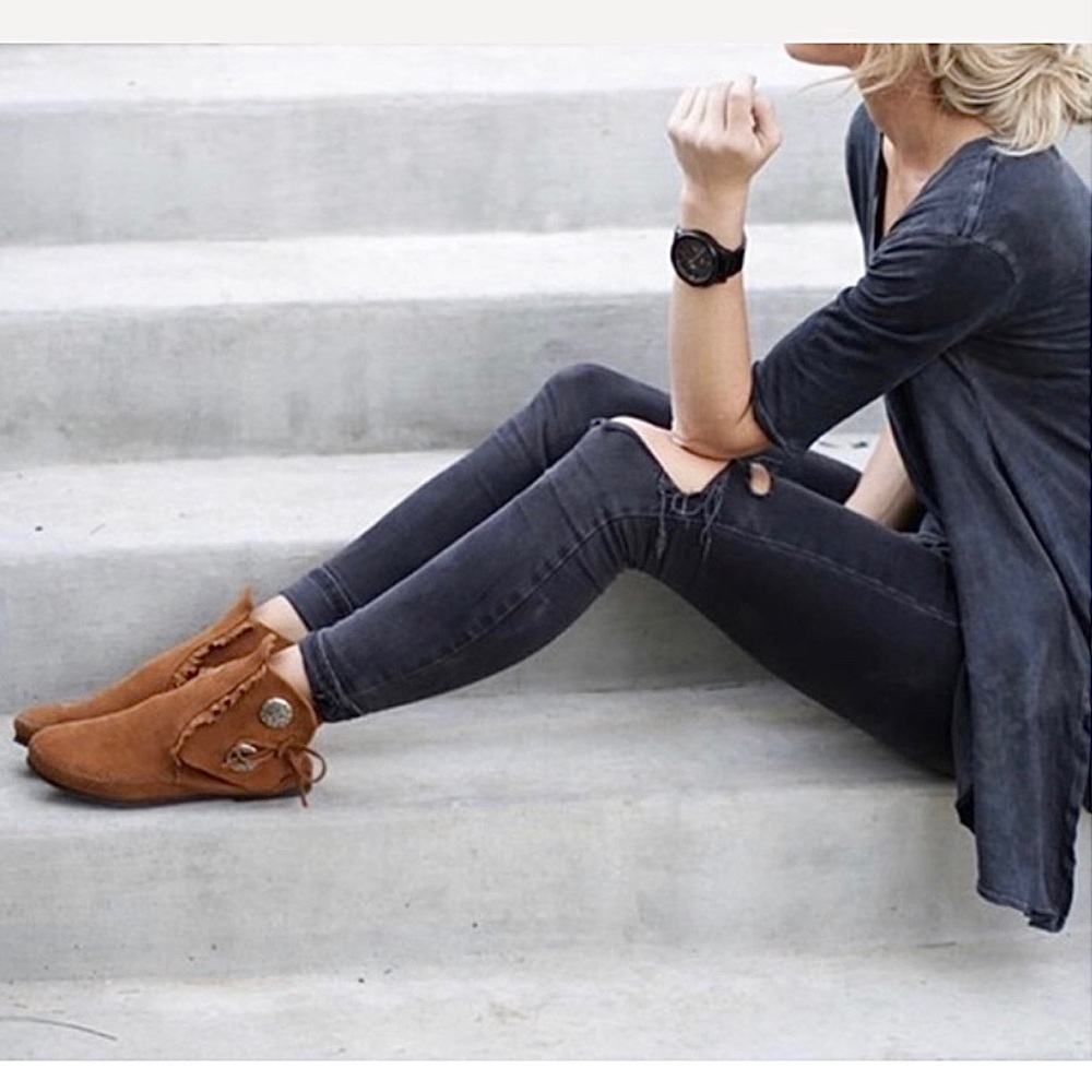 FREE PEOPLE x Minnetonka 2 Button Concho Moccasins